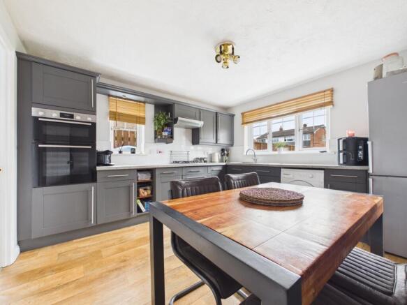 4 bed Detached for sale Image 5
