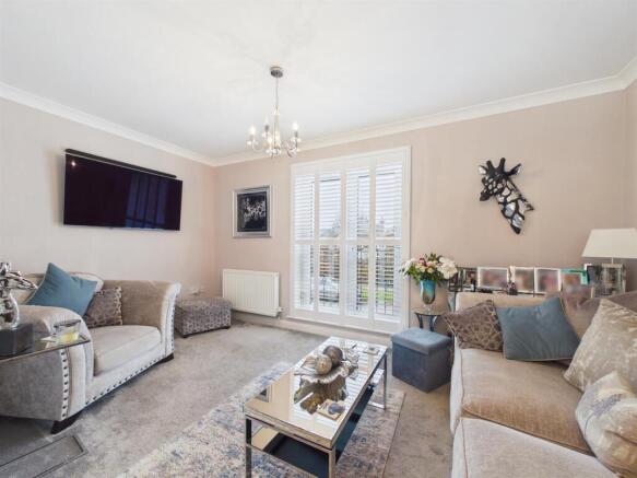 L-Shaped Lounge/Dining Area