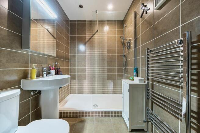 Bathroom W.C (1)