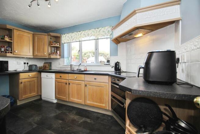 4 bed Detached for sale Image 9