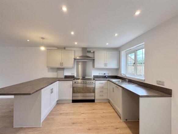 Kitchen 2.jpg