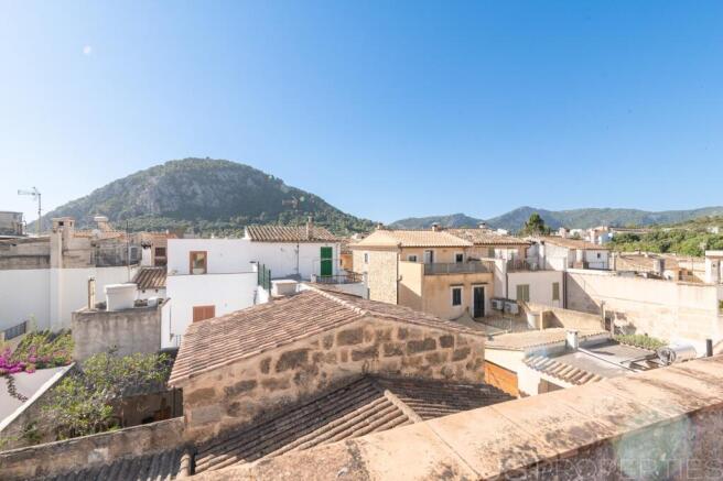 Charming town house with outstanding renovation potential in one of Pollensa's most sought-after locations.