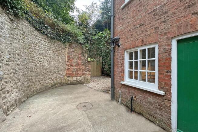 2 bed Semi-Detached to rent Image 12