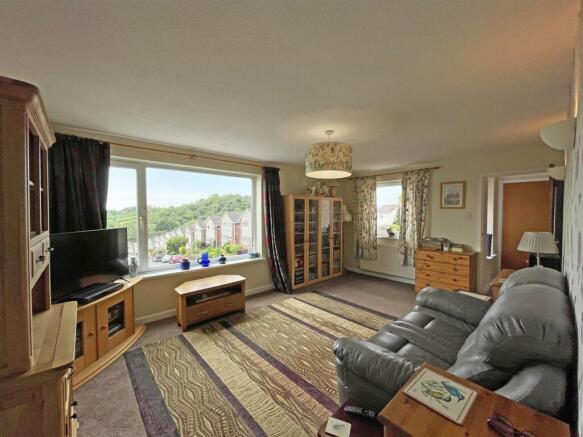 Lake View Close 65 New Lounge 2.jpg
