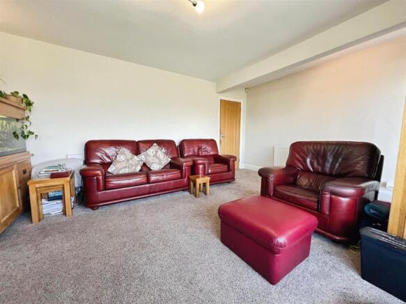 4 bed Detached Bungalow for sale Image 4