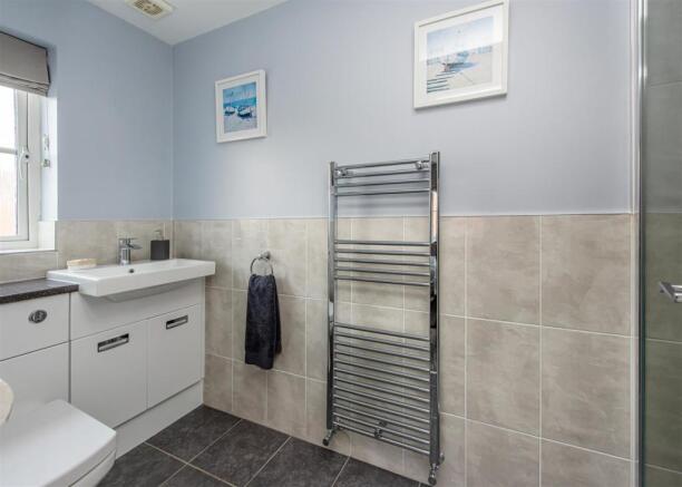 36 Old Farm Drive-bed1 ensuite.jpg
