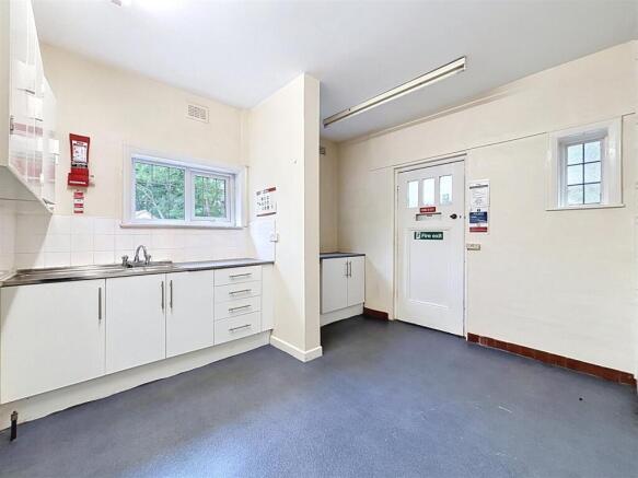 5 bed Detached for sale Image 9