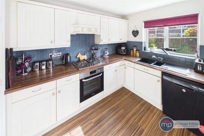 4 bed Detached for sale Image 9