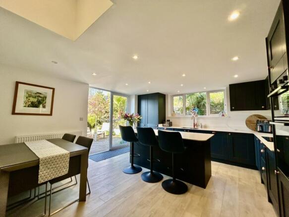Kitchen : Dining Room