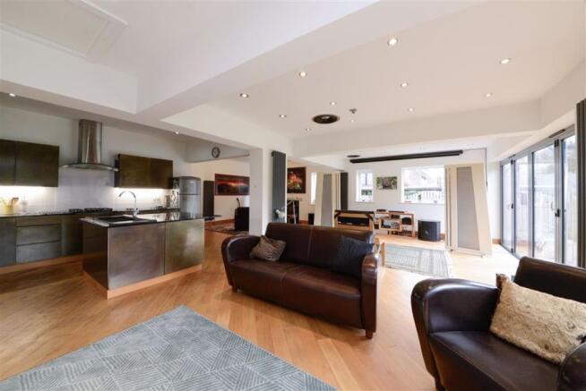 LIVING KITCHEN