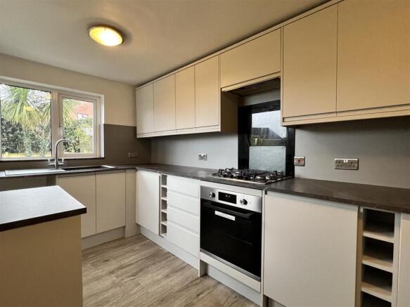 2 bed Semi-Detached to rent Image 6