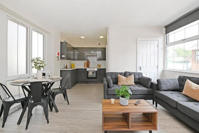 4 bed Apartment to rent Image 2