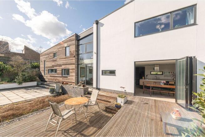 5 bed Detached for sale Image 8
