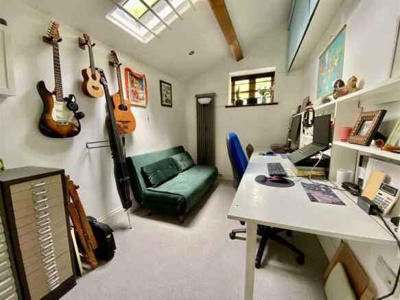 BEDROOM 3/STUDY
