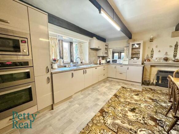 4 bed Semi-Detached for sale Image 9