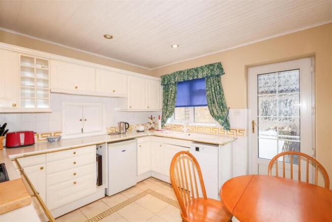4 bed Detached Bungalow for sale Image 4