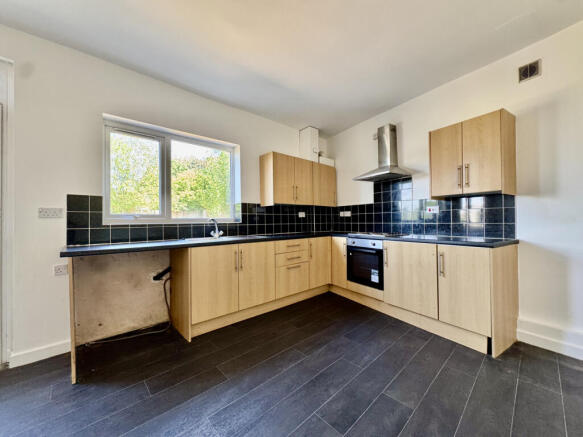 2 bed Terraced to rent Image 6