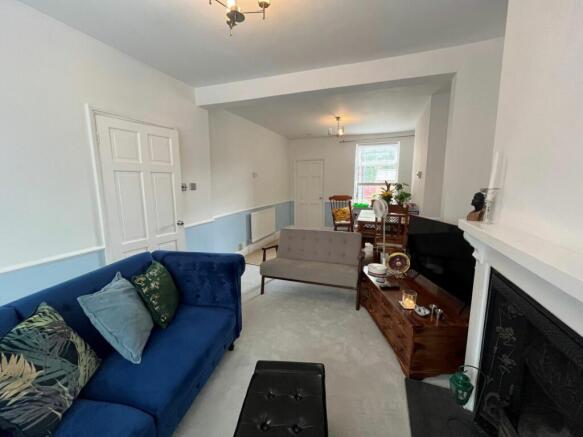LOUNGE/DINING ROOM