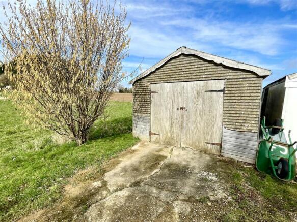 DETACHED OVERSIZED SINGLE GARAGE :