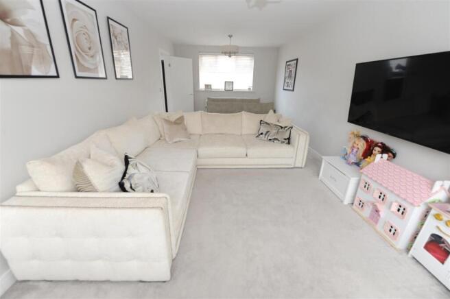 3 bed Semi-Detached for sale Image 6