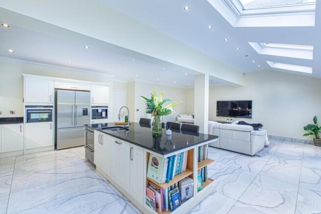 5 bed Detached for sale Image 11