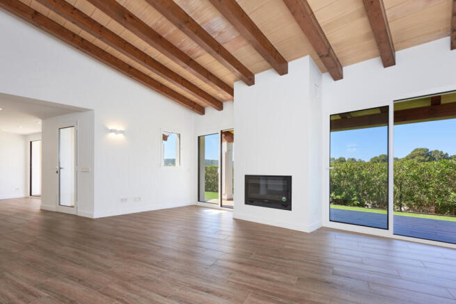Light-flooded living area with access to the garden