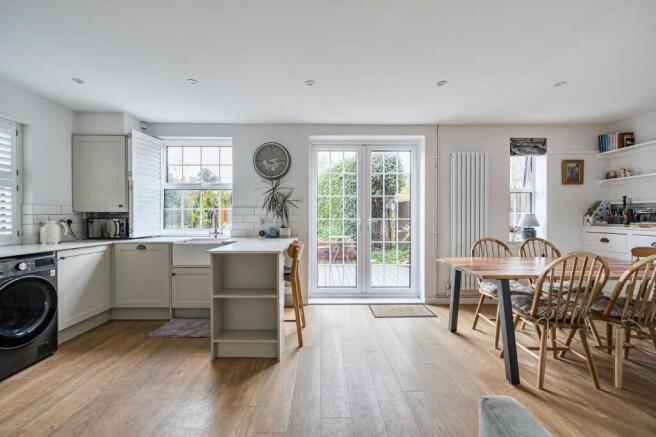 Kingston Avenue, Leatherhead, KT22 photo 4