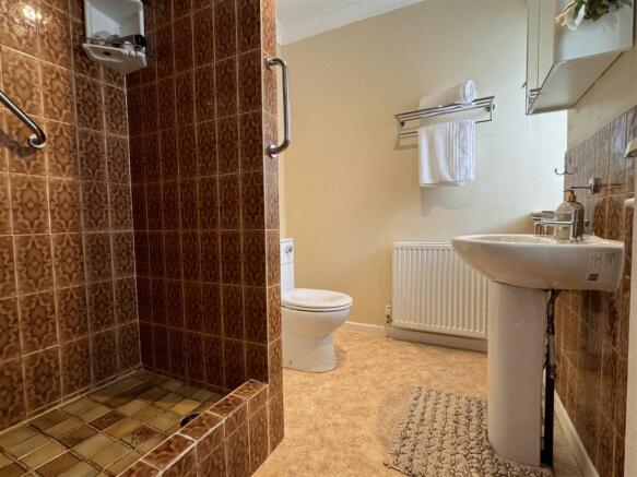 EN SUITE SHOWER ROOM/WC