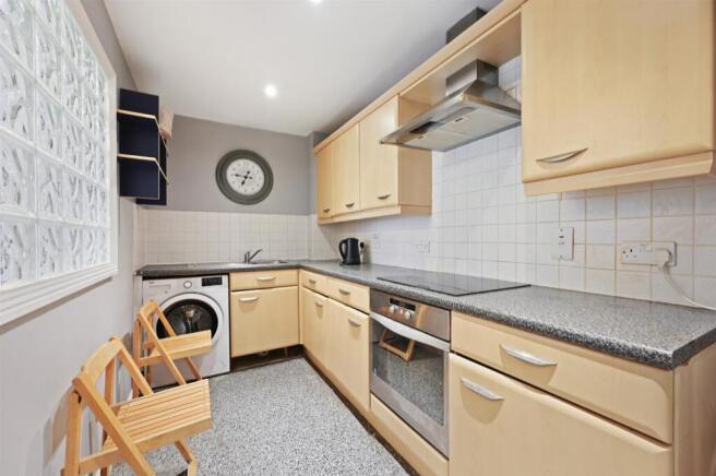 RCLR- flat 3 geneva court- kitchen 3 (1).jpg