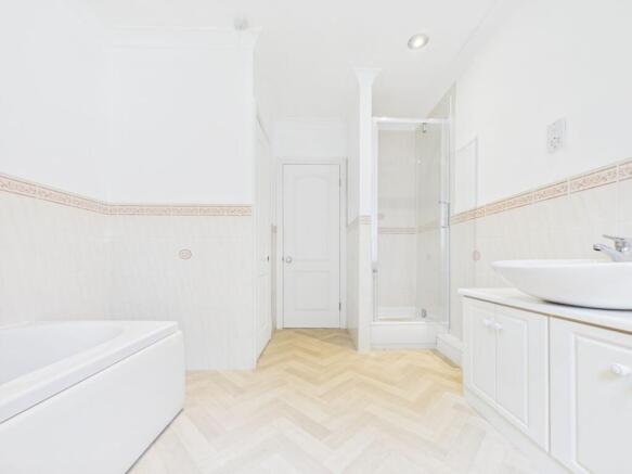 5 bed Detached for sale Image 10