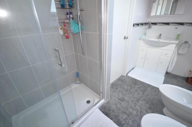 EN-SUITE SHOWER ROOM