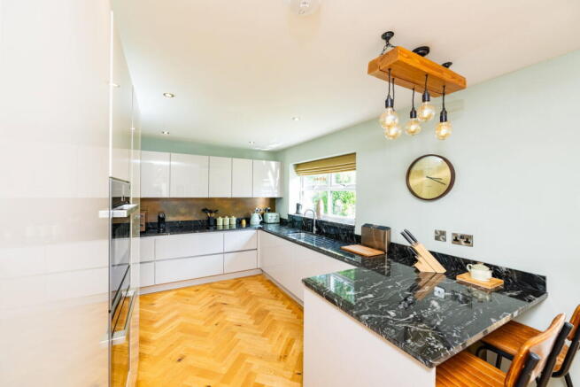 5 bed Detached for sale Image 9