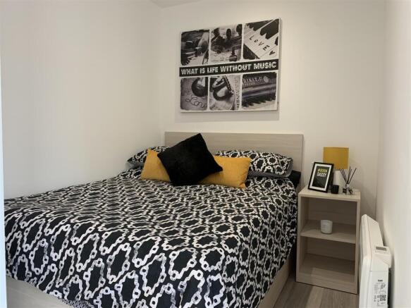 Bright double bedroom with modern decor....