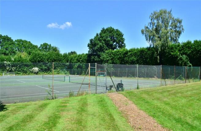 Comm Tennis Court
