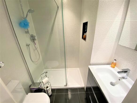 EN SUITE SHOWER ROOM