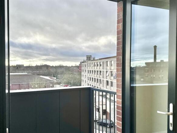 2 bed Apartment to rent Image 4