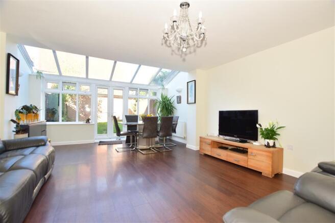 Lounge/Dining Room