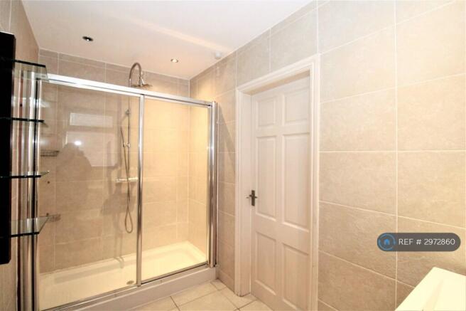 5 bed Detached to rent Image 4