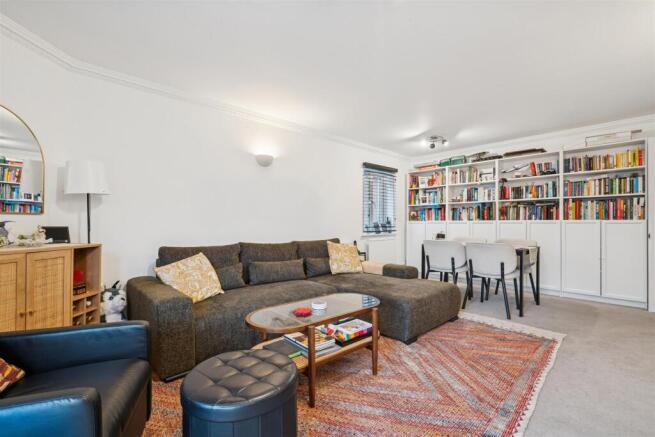 Flat 4 Gordon Court SE20 reception 3 v2.jpg