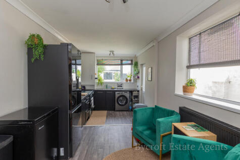 Spacious Bay Fronted Terrace in Central Southtown