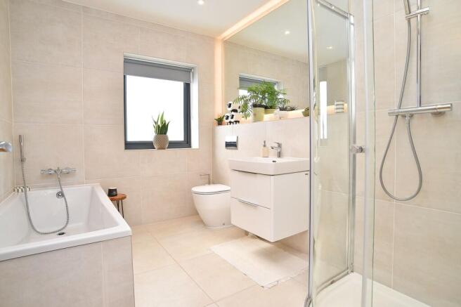 5 bed Detached for sale Image 11