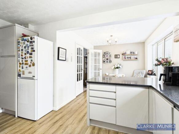 5 bed Detached for sale Image 7