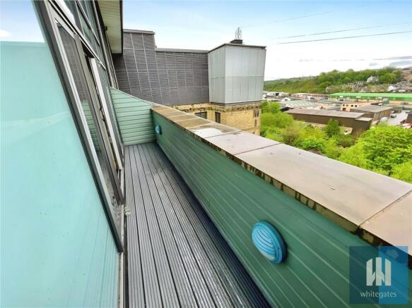 2 bed Penthouse to rent Image 8
