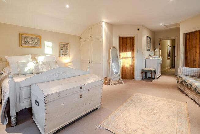 4 bed House for sale Image 9