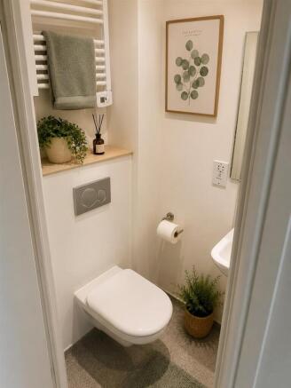 en suite staged.jpg