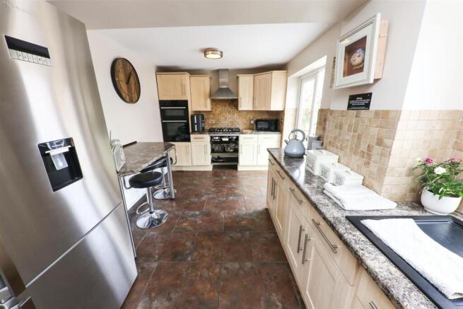 EXTENDED BREAKFAST KITCHEN