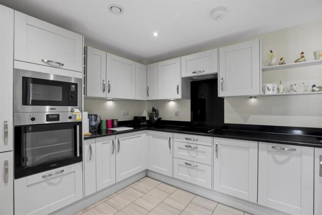 3 bed Apartment for sale Image 6