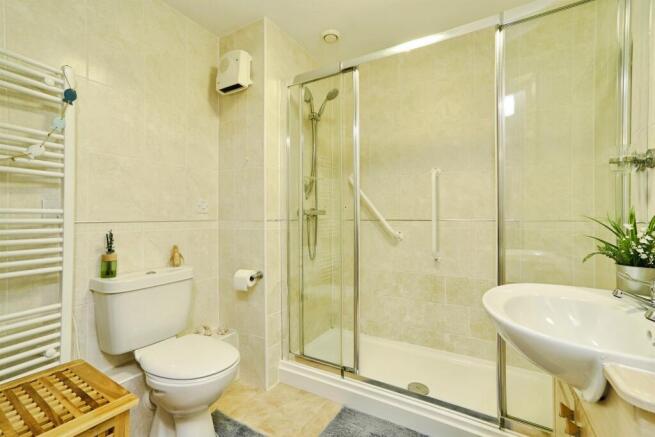 2 bed Retirement Property for sale Image 4