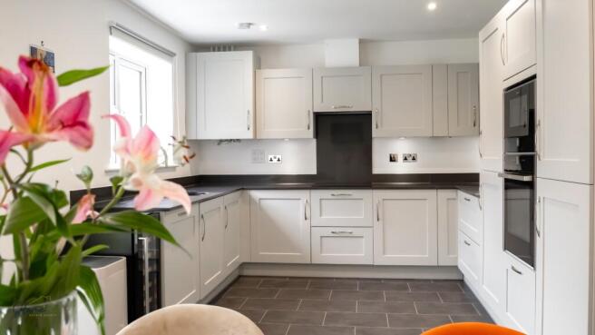 Longhurst Avenue, Cranleigh, GU6 8FG photo 2