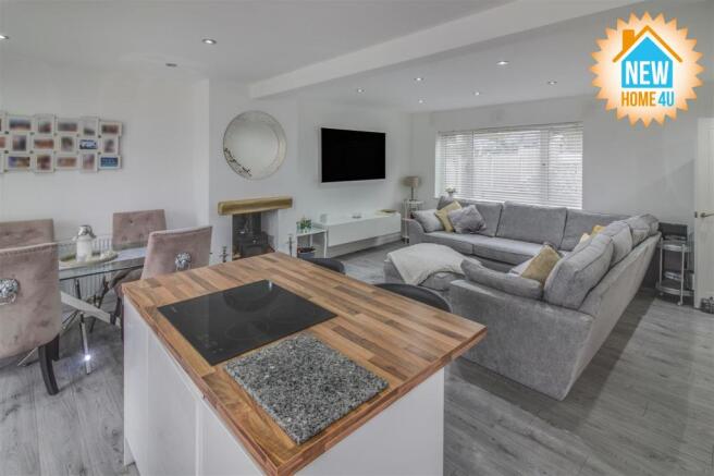 LIVING ROOM: